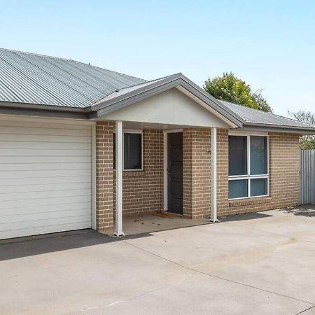 Stones Throw To Grammar, Queens Park & Cdb! Apartment Toowoomba Bagian luar foto